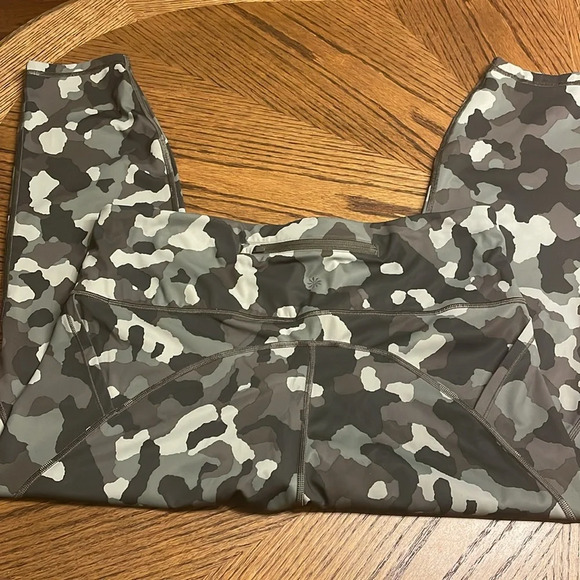 Athleta Ultimate Stash Pocket Camo 7/8 Tight Leggings Size 2X - Picture 2 of 9